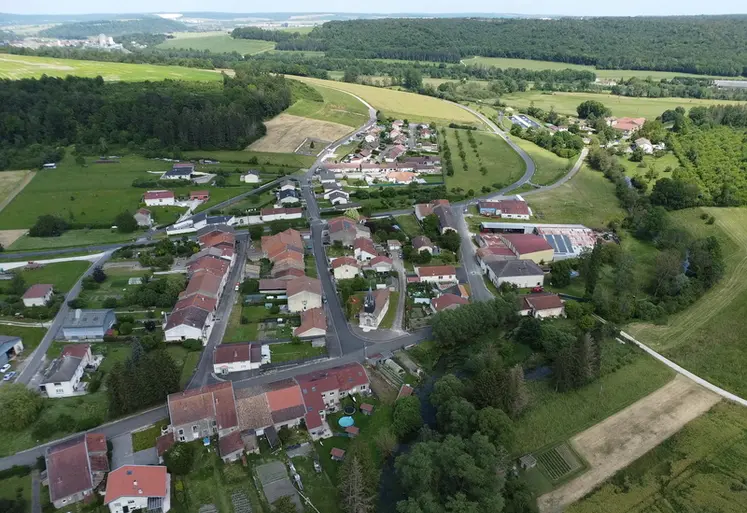 <em class="placeholder">Village rural vu du ciel </em>