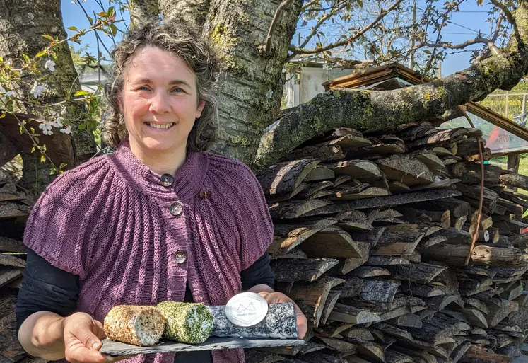 Une femme tient un plateau de fromage.