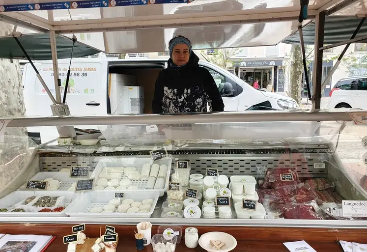 <em class="placeholder">Amélie Villette vend ses fromages de chèvre</em>