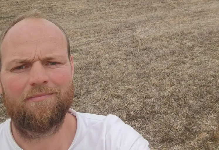 <em class="placeholder">Matthijs Bartels mi-septembre devant une prairie grillée </em>