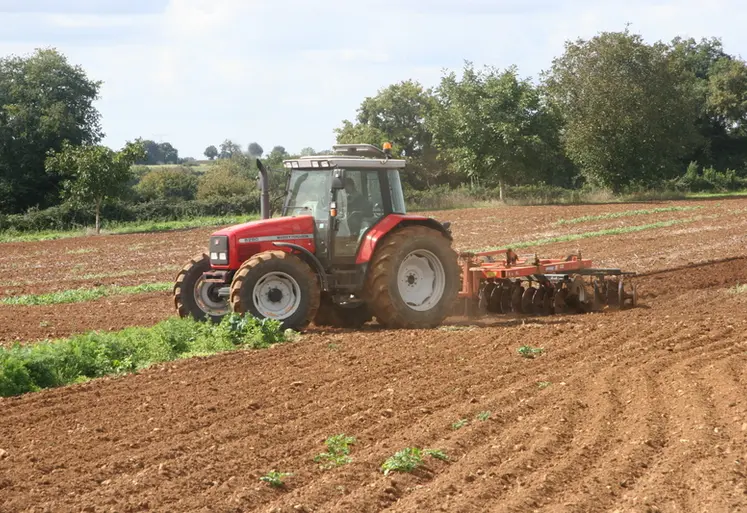 <em class="placeholder">Tracteur au champ</em>