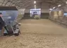 Paillage d'un bâtiment caprin avec une pailleuse à moteur