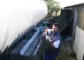 <em class="placeholder">collecte du lait de chèvre : le chauffeur tire un tuyau près de son camion.</em>