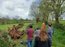Des éleveurs caprins échangent dans une prairie.