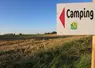 <em class="placeholder">Tourisme agricole. Pancarte de camping du réseau Bienvenue à la ferme. vacances à la campagne. accueil des touristes en zone rurale.</em>