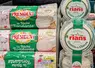 Bûchette Président et crottin Rians dans un rayon de supermarché