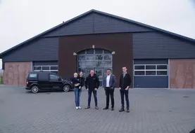 L’équipe d’Holland Goats comprend les propriétaires Lianne et Harm Jan Brouwer (à gauche) et le salarié Allard Vlastuin (à droite). Bas van der Heiden (deuxième à ...