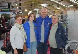 Des visiteurs ukrainiens posent lors du salon Capr'Inov de Niort