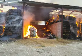 <em class="placeholder">Le hangar et tout son contenu ont pris feu.</em>