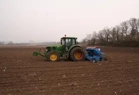 <em class="placeholder">I M G _ 9 1 0 9 / semis de pois protéagineux de printemps sous les flocons, semoir, temps brumeux, brume</em>