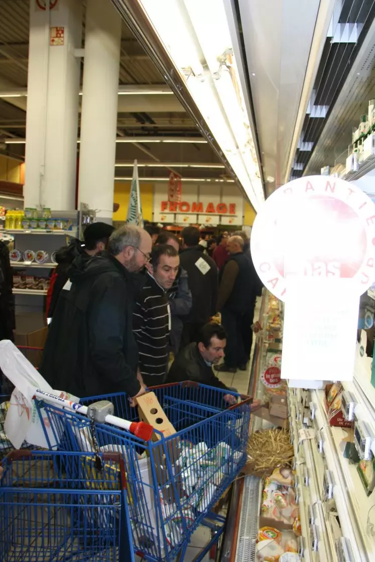 Une cinquantaine d’éleveurs de chèvres de Poitou-Charentes et Vendée ont vidé le rayon des fromages à bas prix avant de le distribuer symboliquement aux consommateurs pour leur expliquer leur détresse.