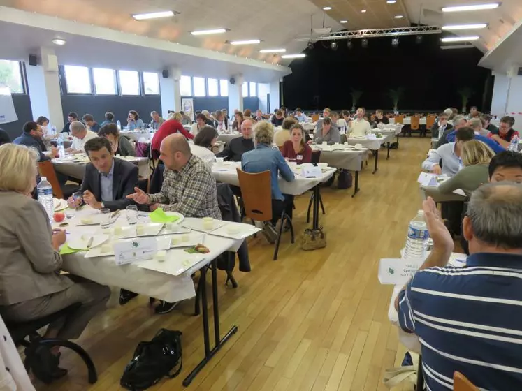 Un jury de 75 personnes composé de professionnels de la fabrication fromagère, professionnels des métiers de bouche et consommateurs s’est réuni pour cet événement.