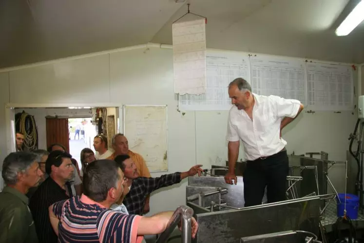 Thierry Gabriel a présenté sa salle de traite à l'occasion de l'assemblée générale 2011 de Capgenes.