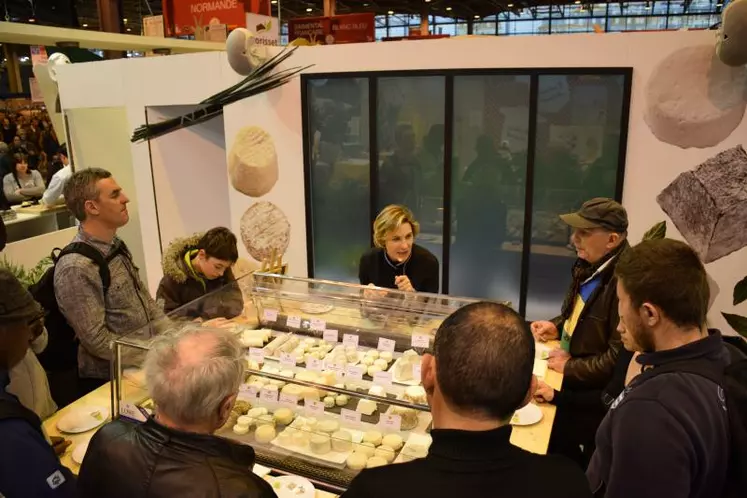 Le plateau de fromages de chèvre invitait à « goûtez leurs différences ! » selon le slogan de l’interprofession caprine.