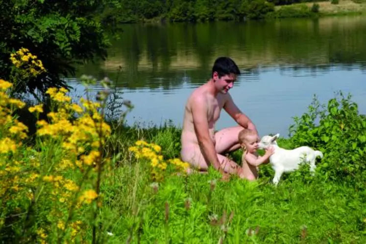 Un éleveur de chèvre pose en famille pour le calendrier 2008