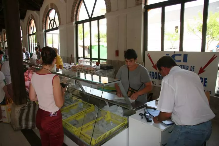 Pour la vente directe par les producteurs, un panneau avec le nom du fromage et l'indication "au lait cru entier" peut suffire.