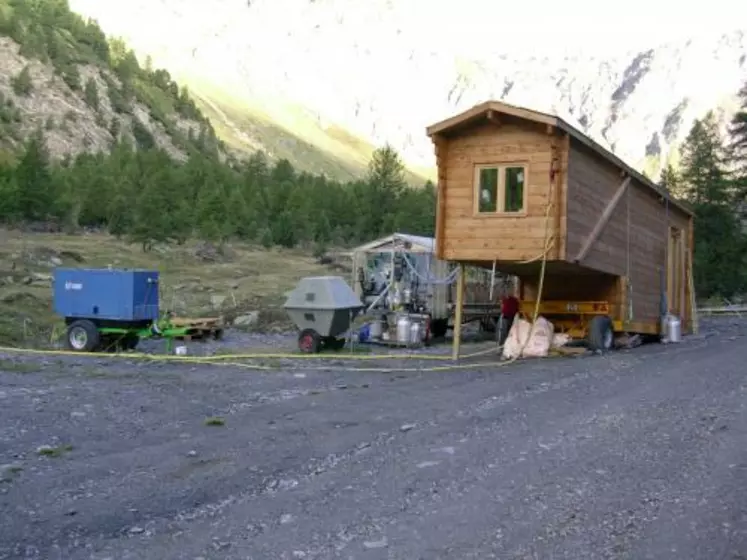 Pendant les trois mois d’alpage, le fromage est fabriqué à 2000 mètres d’altitude dans cette cabane sur roues.