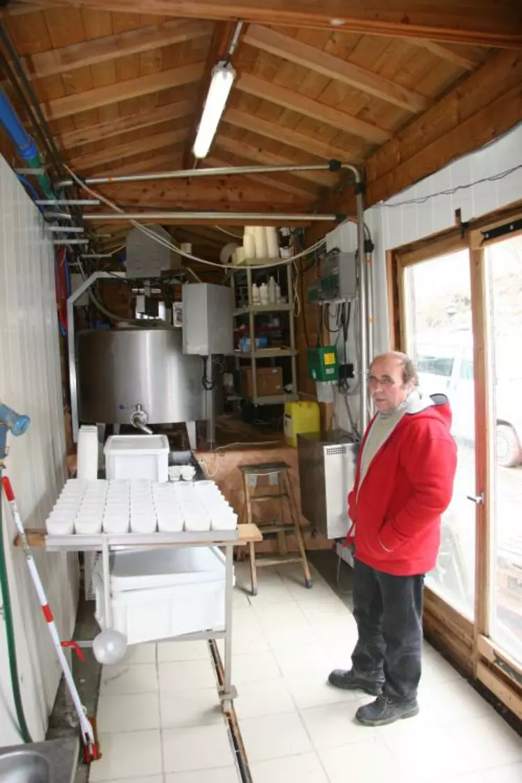 Le caillé est brassé en cuve puis réparti dans le multimoule
pour la fabrication de tommes. Des multimoules de 24 unités
reçoivent également le cailler des fromages lactiques.