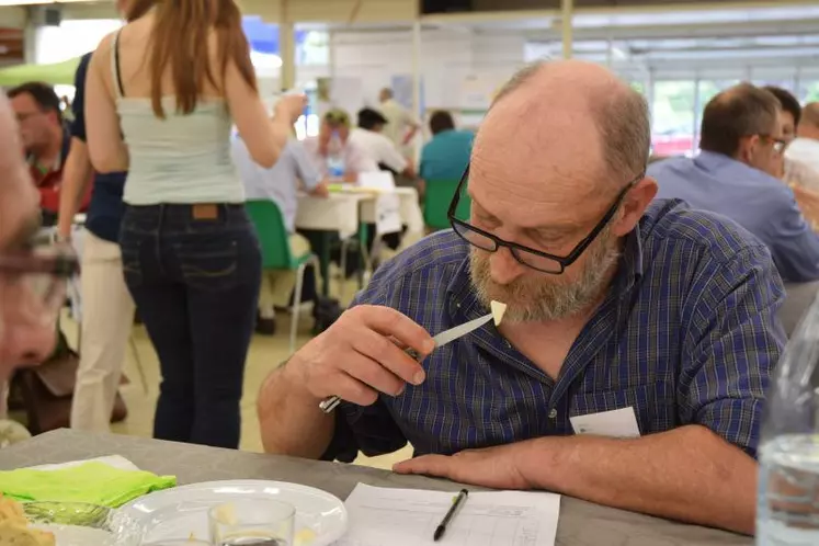 352 fromages de chèvres issus de 125 producteurs de toute la France ont été jugés par 140 jurés.