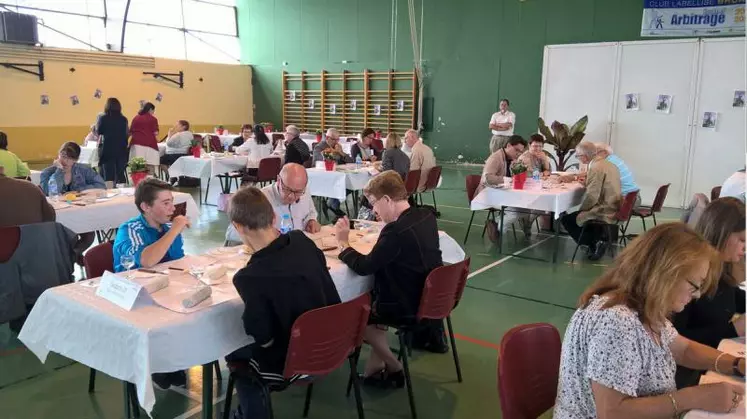 Depuis 2004, le Comité de Foire fait intervenir des jeunes collégiens comme jurés dans les concours de fromages.