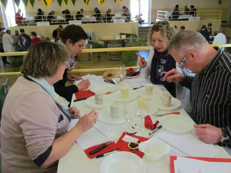 Le jury de 48 personnes était composé de professionnels de la fabrication fromagère, de professionnels des métiers de bouche et de consommateurs.