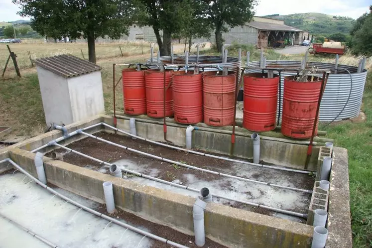 Un film bactérien va se développer à la surface des grains et se nourrir des composés organiques pour les transformer en matières minérales non polluantes.