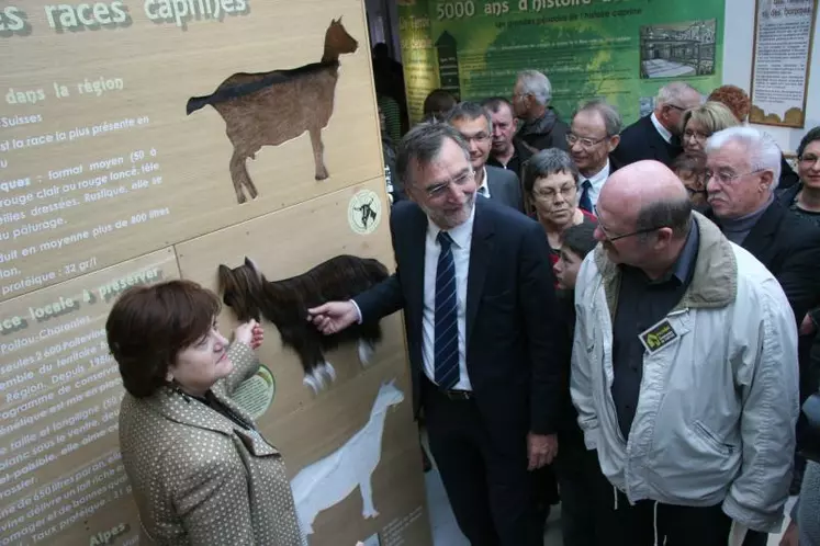 Les élus locaux du pays mellois et les representants caprins de la région ont inauguré la Maison des fromages de chèvres le 26 avril dernier.