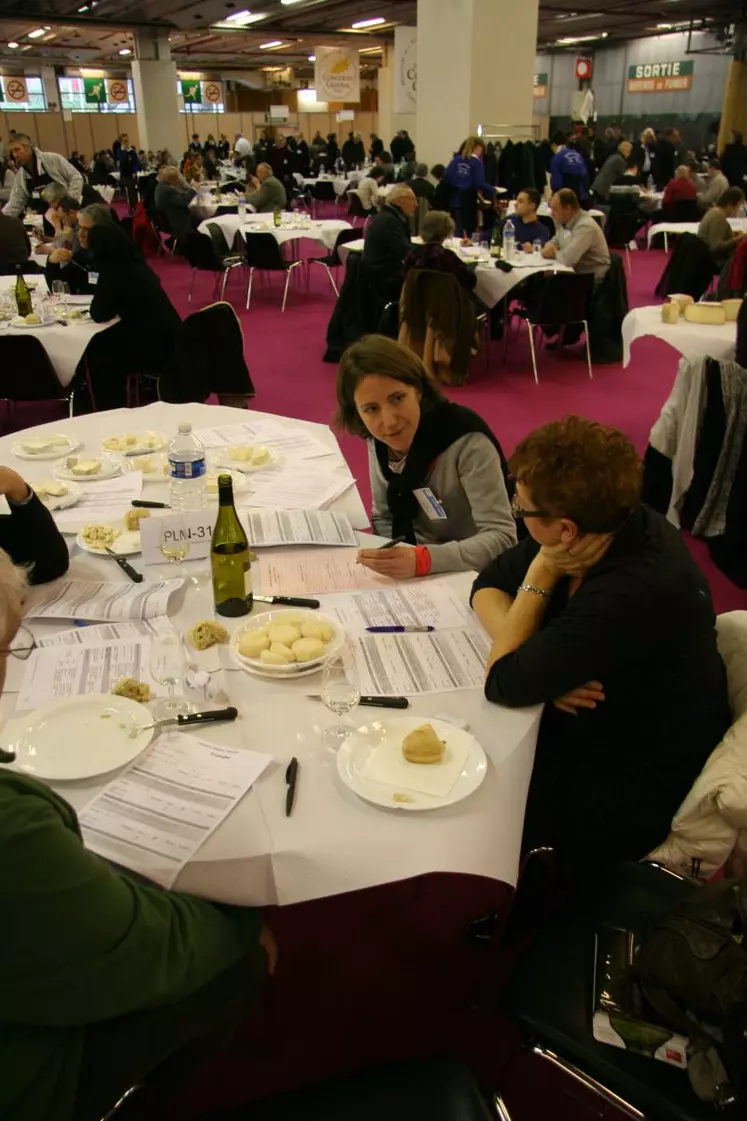 Les échantillons sont soumis à un jury possédant une haute expertise technique et gustative des fromages leur permettant de déceler les arômes caractéristiques, de noter les qualités et les typicités pour une même catégorie. Ils sont professionnels de la filière, producteurs, représentants des syndicats et des appellations ou encore consommateurs avertis.