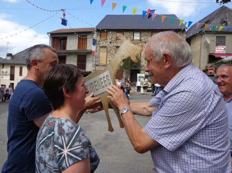 Les meilleurs fromagers ont été récompensés par un trophée bien visible.