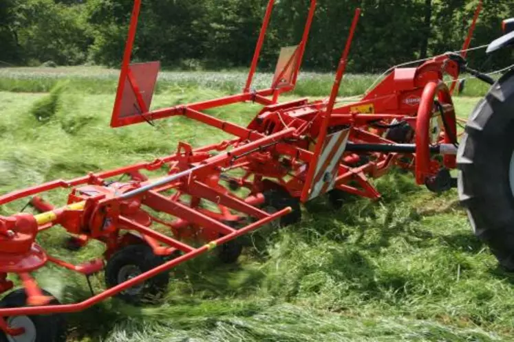 Pour le fanage, les agriculteurs les plus économes ont utilisé une largeur de travail importante, un avancement rapide, un régime moteur plus lent (1 600 tr/min), une prise de force 540 éco, et ont travaillé un fourrage plus sec.