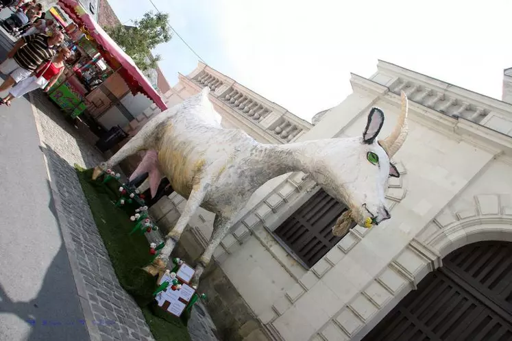 Les producteurs vendent des fromages sur la foire