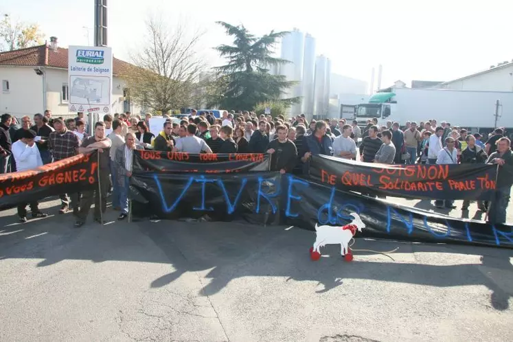 Le 29 octobre dernier à côté de Saint-Maixentl’Ecole dans les Deux-Sèvres, plus de 250 éleveurs se sont rassemblé devant la laiterie de Soignon, propriété du groupe Eurial, pour dire leur refus de toute baisse de prix.