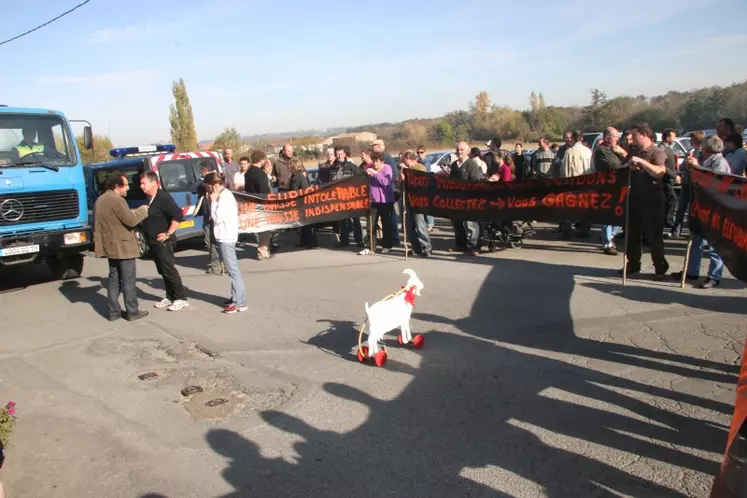 Les éleveurs bloquent symboliquement un camion citerne.