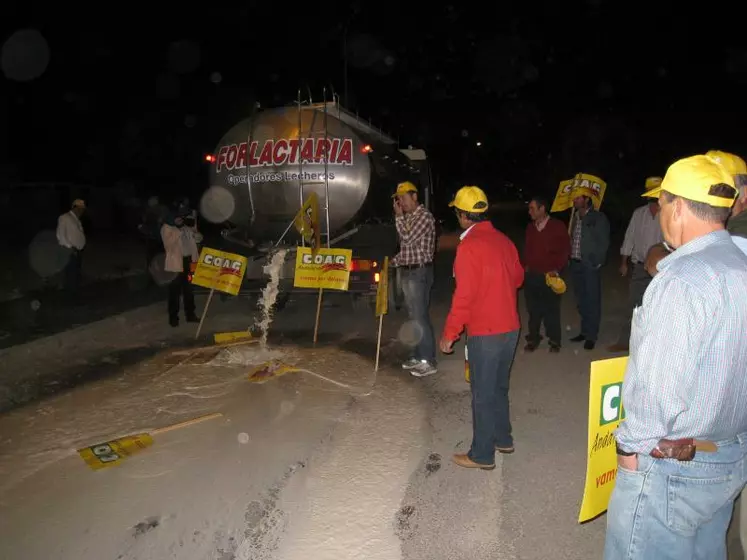 Le 15 octobre dernier, plus de 5 000 litres de lait de chèvre ont été déversé sur les routes de la région de Séville pour protester contre la baisse des prix.