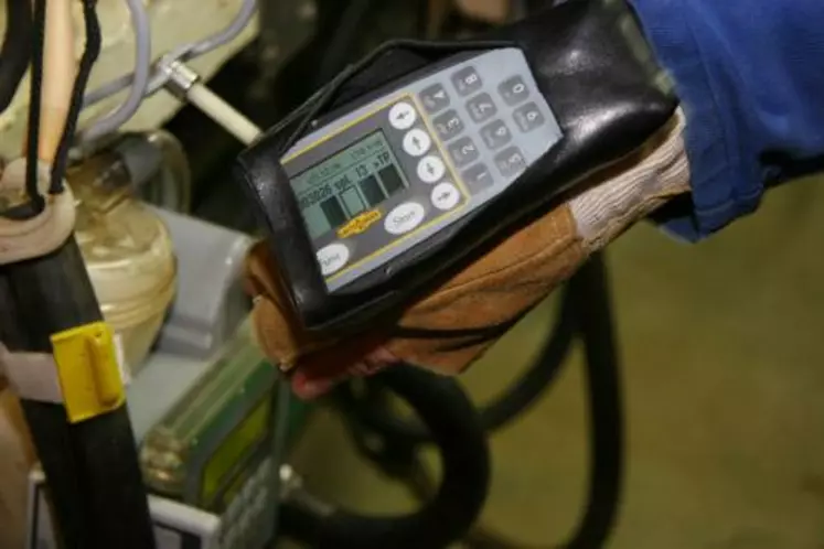 Equipé d’un gant avec un Commander, le trayeur bipe la boucle électronique de pâturon puis celle située sur les tuyaux reliant la griffe où la chèvre est branchée.