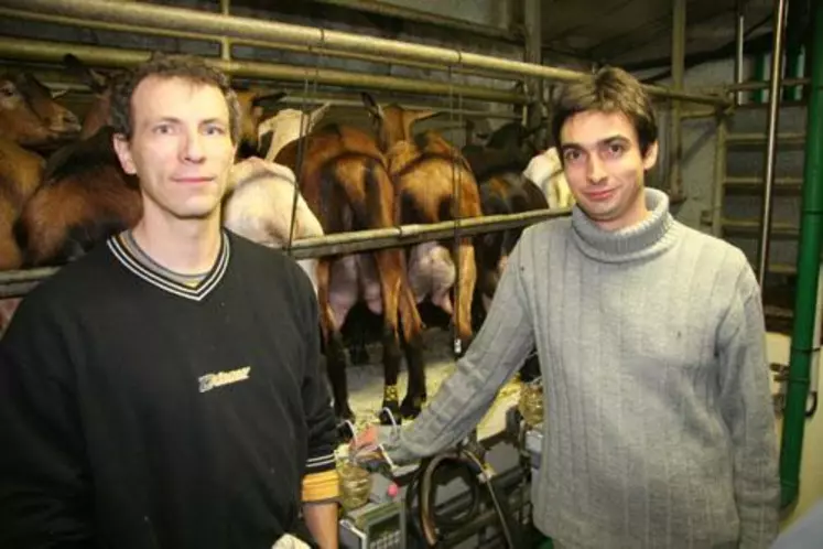 Hervé Thomas et Julien Gueneau du contrôle laitier de la Vienne : « depuis quatre ans et demi, les cinq contrôles laitiers de Poitou-Charente et de la Vendée ont passé plus de 300 jours à mettre au point l’utilisation du LactoCorder en caprin ».