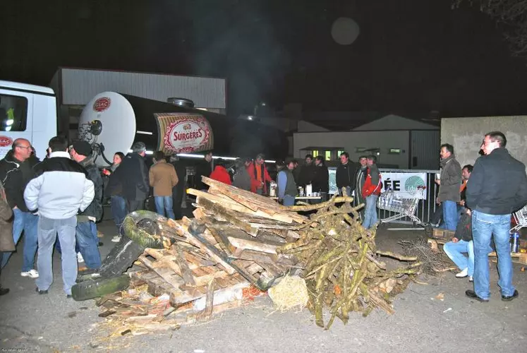 Devant l’usine « Le Petit Vendéen » à Mareuil, 200 producteurs de chèvres et de vaches ont bloqué le passage à partir de mercredi midi.