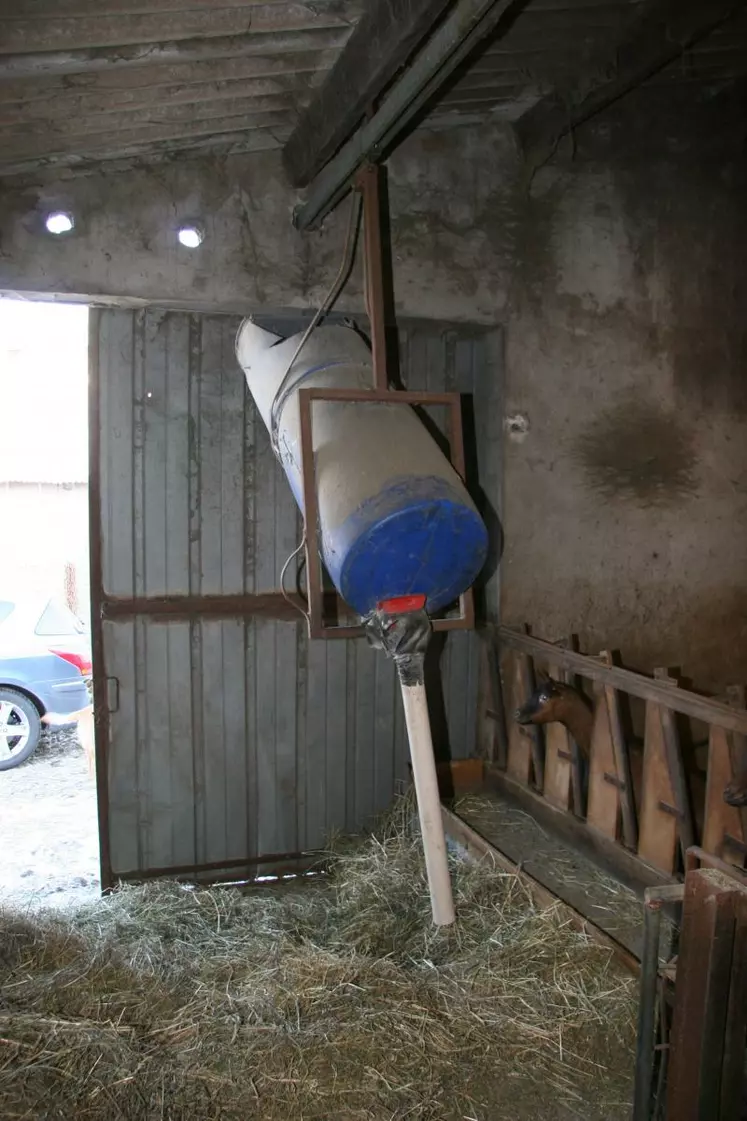 Chaque lot de chèvres ou de chevrette reçoit le mélange d'un des quatre nourisseurs.