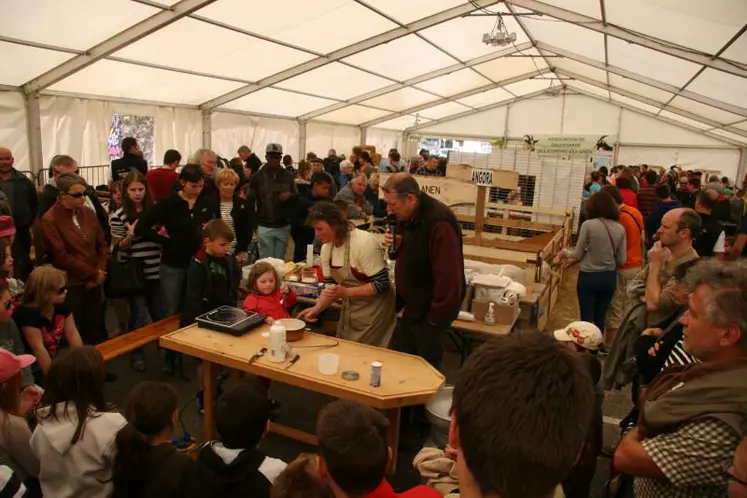 Rebecca Zuccarelli, éleveuse à Bellevaux (Haute-Savoie) et présidente du syndicat de la tomme de chèvres de Savoie, a expliqué avec passion comment le lait devenait un fromage.