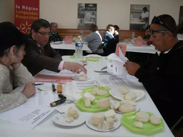 Les producteurs, crémiers-fromagers, restaurateurs et consomateurs qui ont ont dégusté les fromages ont distribué 21 médailles d'or.