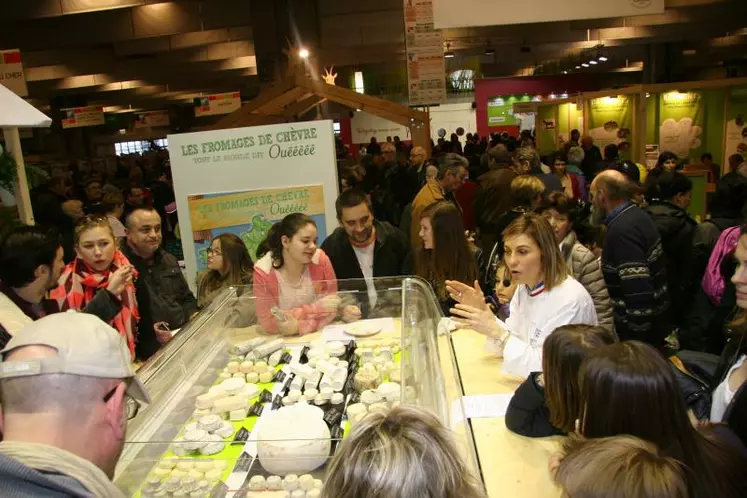 Le stand de l'interprofession caprine assurait la promotion des fromages de chèvre en présentant un plateau bien achalandé.