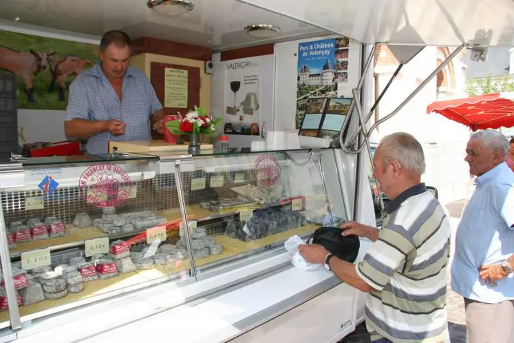 Les fermiers ont l’autorisation de préciser « affiné à la ferme » pour les différencier des fromages « fermiers » affinés en dehors.