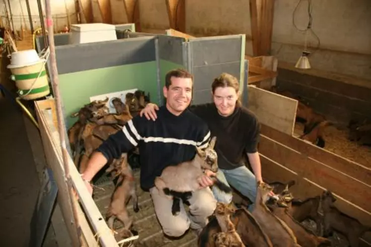 Chistophe et Caroline Claus s’occupent de leurs 200 chèvres depuis 2005. Les 150 000 litres de lait produits sont vendus à Segalafrom et transformés en Cabécou d’Autan label rouge.