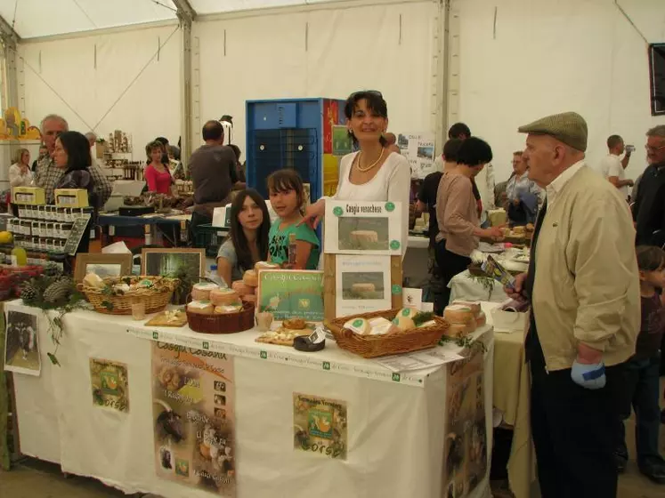 Les fromagers fermiers de l'île ont proposé leurs fromages à la vente.