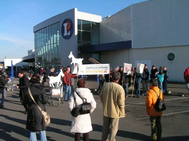 Les éleveurs de Poitou-Charentes se sont unis pour manifester les 27 octobre et 12 novembre 2008 devant les grandes surfaces.