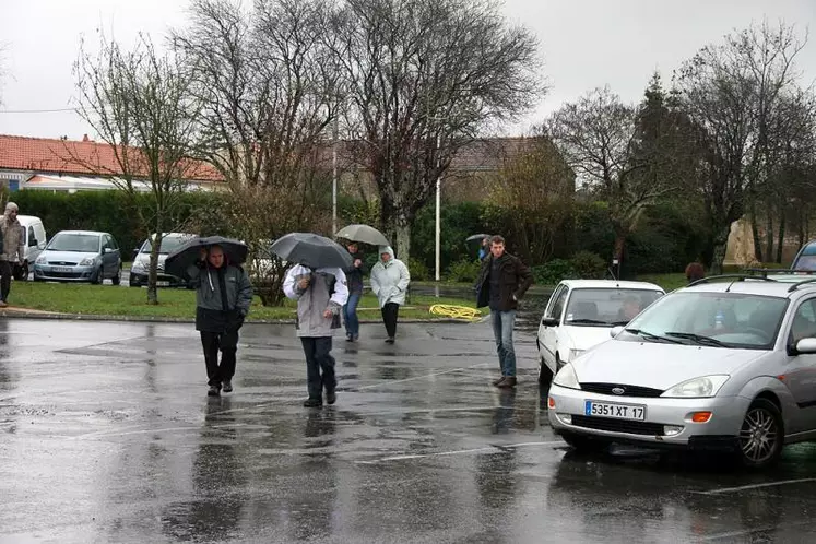 Arrivée sous la pluie