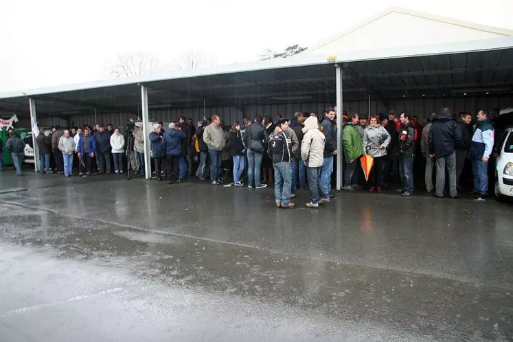 Sous le hangar en attendant le défilé