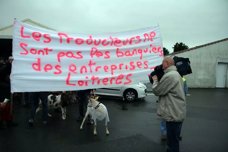 Début du défilé devant l'Association centrale des laiteries