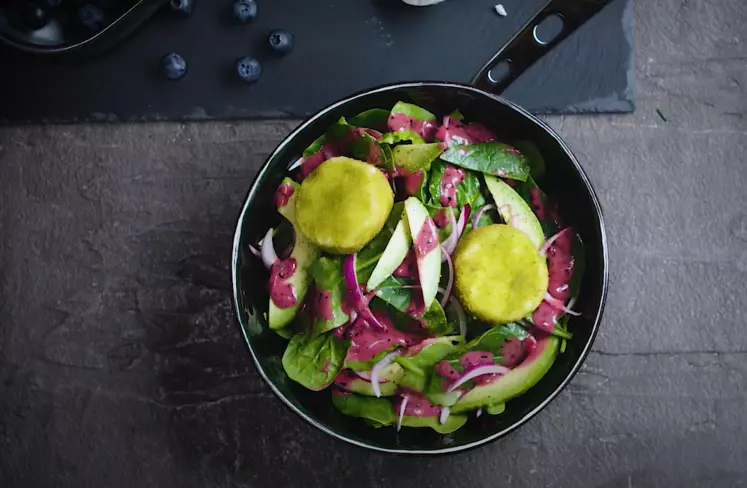 Cette jolie salade aux palets de chèvre réveillera vos papilles 