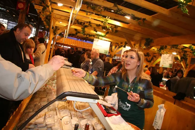 Vente et dégustation de fromages.